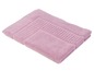 Un tapis de bain rose plié.