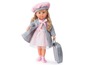 Une poupée avec une robe rose, un manteau gris et une valise.