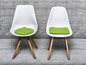 Deux chaises blanches avec des coussins verts