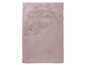 Un tapis rose en fourrure.