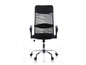 Une chaise de bureau noire avec un dossier en maille et des roulettes.
