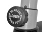Gros plan d'un bouton noir avec l'inscription ' To Adjust Loosen Then Pull ' sur un appareil de fitness.