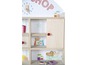 Magasin de jouets en bois avec des étagères, un placard et une horloge.