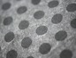 Tissu à pois gris.