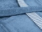 Serviettes en éponge bleues à rayures blanches.