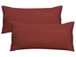 Deux taies d'oreiller rouges.