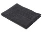Un tapis de bain gris foncé plié.