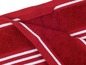 Serviette rouge à rayures blanches.