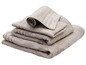 Une pile de serviettes grises