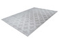 Un tapis gris avec un motif géométrique.