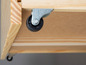 Une armoire en bois avec des roulettes.