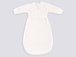 Un sac de couchage blanc pour bébé.