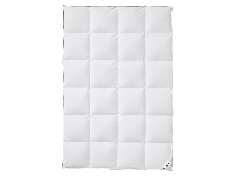 Une couette blanche de la marque 