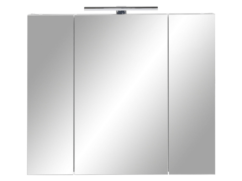 Une armoire de salle de bain avec trois portes miroir et un éclairage.
