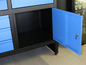 Armoire à outils en métal bleue avec tiroirs et porte.