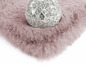 Tapis en fourrure rose avec une décoration en verre