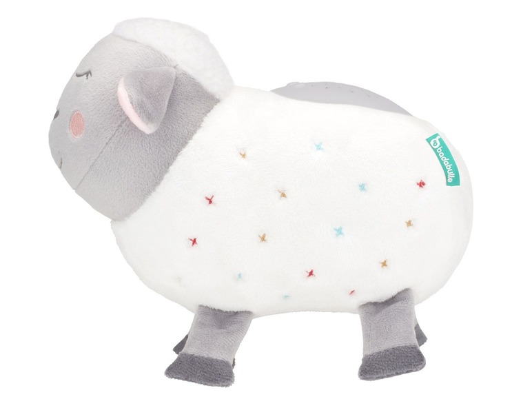 Une veilleuse en peluche en forme d'agneau avec des étoiles, de la marque Badabulle.