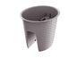 Un pot de fleurs en plastique gris avec un motif de vannerie et un drainage intégré.