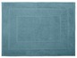 Un tapis de bain bleu avec un design de bordure cousu.