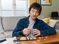 Un homme construit la Tour Eiffel LEGO et un modèle de la Pyramide du Louvre.