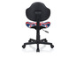 Chaise de bureau noire avec un motif Union Jack sur l'assise.