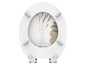 Abattant de toilette avec un motif de pierres et d'herbe.