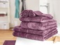 Une pile de serviettes de couleur mauve
