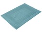 Un tapis de bain bleu clair avec un bord décoratif.