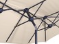Sous-face d'un parasol beige avec une structure en métal.