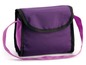 Un sac à bandoulière violet avec une bordure noire.