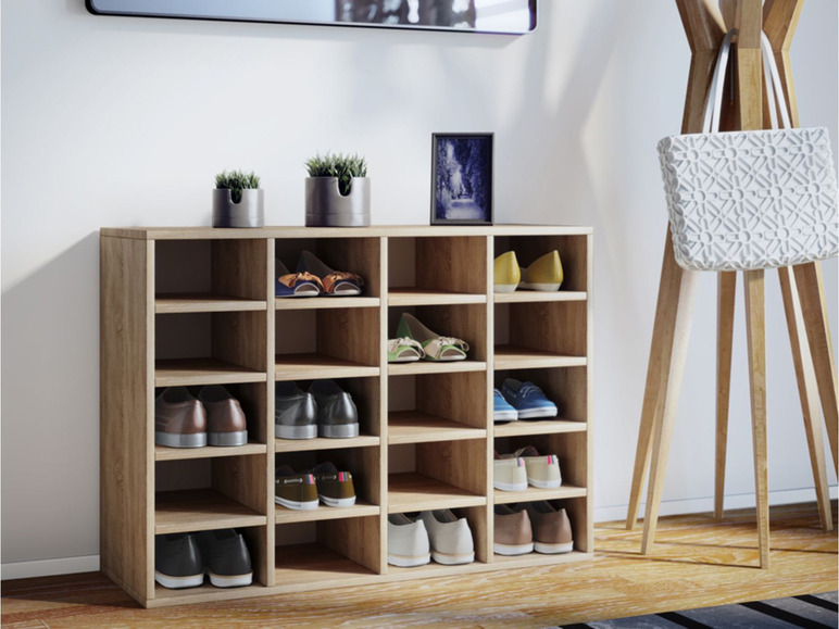 Un étagère à chaussures en bois avec différents types de chaussures.