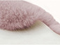 Gros plan sur un tissu en peluche rose.