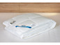 Une couette blanche BeCo sur un lit.