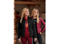 Deux femmes en vestes d'hiver noires et rouges.