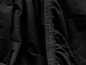 Tissu extensible noir avec ourlet élastique.