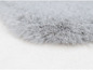Gros plan sur un pinceau de maquillage doux et gris.