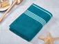 Une serviette de bain turquoise avec des rayures blanches.