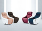 Quatre fauteuils de massage en différentes couleurs.