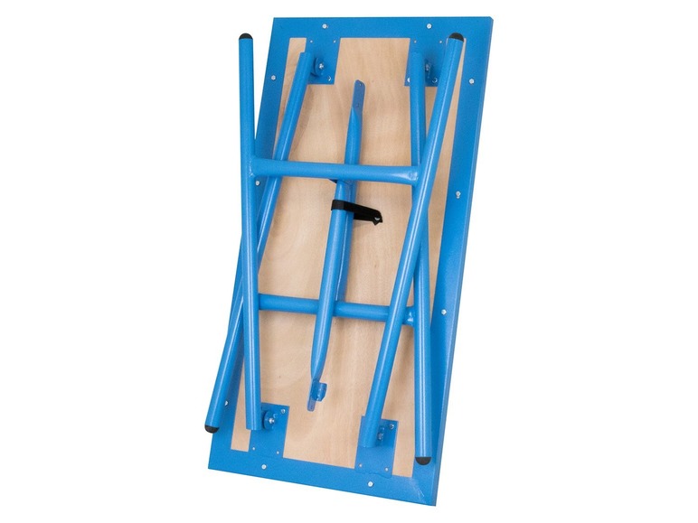 Une table pliante bleue, pliée.