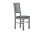 Une chaise de salle à manger en bois gris avec un siège rembourré.