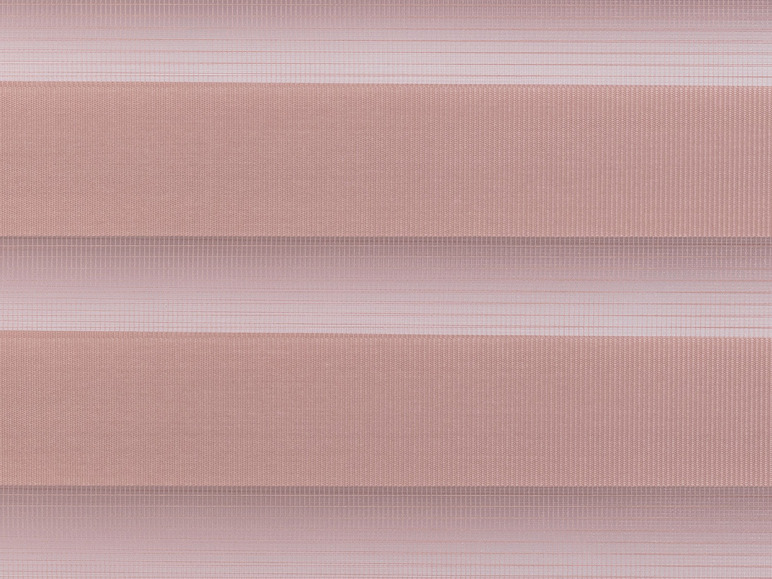 Stores enrouleurs rayés beige et rose.
