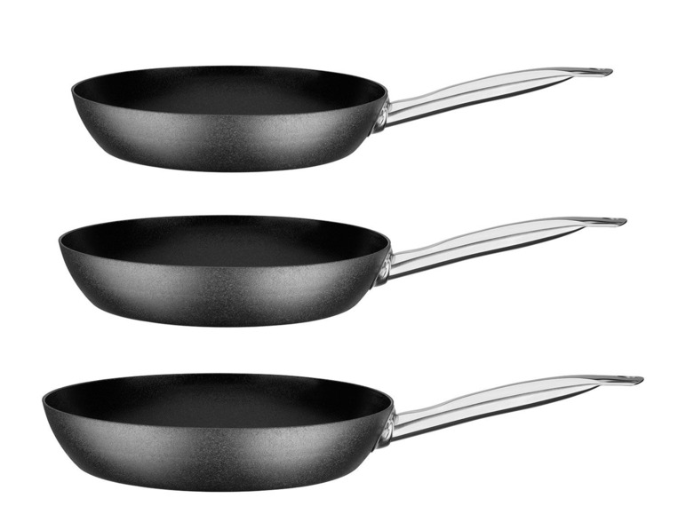 Trois poêles noires avec des poignées argentées.