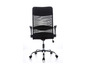 Un fauteuil de bureau en maille noire avec accoudoirs et roulettes.