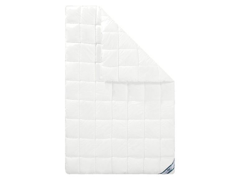 Couette blanche avec housse en coton.
