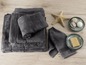 Une pile de serviettes de bain et de serviettes de toilette grises