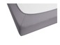 Un drap housse gris.