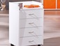 Armoire blanche à quatre tiroirs et roulettes, avec caméra et accessoires.