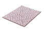Tapis de bain rose avec motif géométrique.
