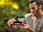 Un homme tient un arbre Bonsai LEGO.
