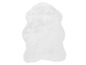 Un tapis en fourrure blanc.